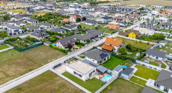 REZERVOVANÉ 4-izbový bungalov s bazénom | altánok | klimatizácia | krb