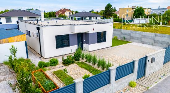 REZERVOVANÉ 4-izbový bungalov s bazénom | altánok | klimatizácia | krb