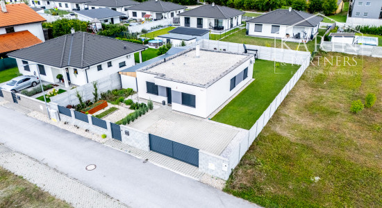 REZERVOVANÉ 4-izbový bungalov s bazénom | altánok | klimatizácia | krb