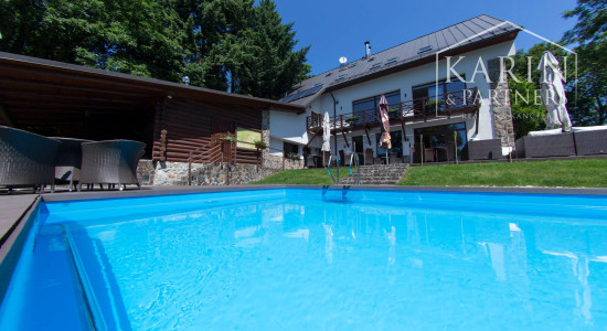 ŠTVORPODLAŽNÁ VILA S BAZÉNOM, WELLNESSOM A KOLIBOU V MODRE - HARMÓNIA