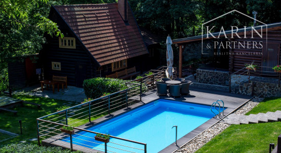 ŠTVORPODLAŽNÁ VILA S BAZÉNOM, WELLNESSOM A KOLIBOU V MODRE - HARMÓNIA