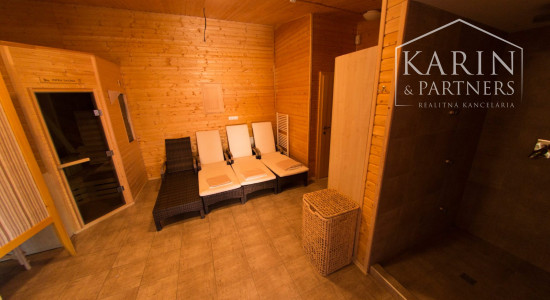 ŠTVORPODLAŽNÁ VILA S BAZÉNOM, WELLNESSOM A KOLIBOU V MODRE - HARMÓNIA