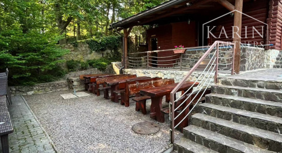 ŠTVORPODLAŽNÁ VILA S BAZÉNOM, WELLNESSOM A KOLIBOU V MODRE - HARMÓNIA