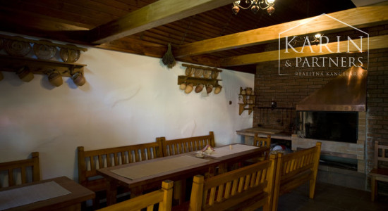 ŠTVORPODLAŽNÁ VILA S BAZÉNOM, WELLNESSOM A KOLIBOU V MODRE - HARMÓNIA