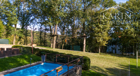 ŠTVORPODLAŽNÁ VILA S BAZÉNOM, WELLNESSOM A KOLIBOU V MODRE - HARMÓNIA