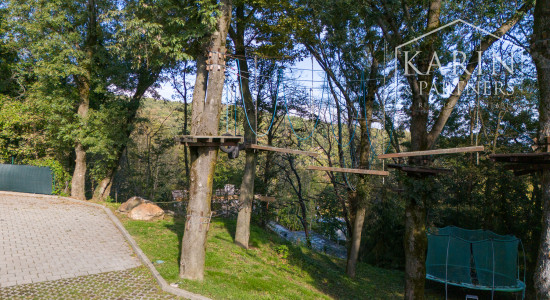 ŠTVORPODLAŽNÁ VILA S BAZÉNOM, WELLNESSOM A KOLIBOU V MODRE - HARMÓNIA