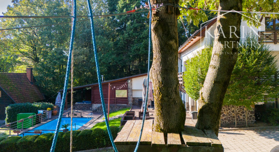 ŠTVORPODLAŽNÁ VILA S BAZÉNOM, WELLNESSOM A KOLIBOU V MODRE - HARMÓNIA