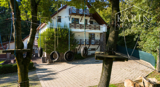 ŠTVORPODLAŽNÁ VILA S BAZÉNOM, WELLNESSOM A KOLIBOU V MODRE - HARMÓNIA