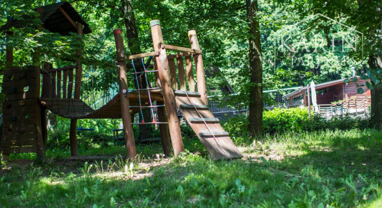 ŠTVORPODLAŽNÁ VILA S BAZÉNOM, WELLNESSOM A KOLIBOU V MODRE - HARMÓNIA