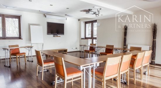 ŠTVORPODLAŽNÁ VILA S BAZÉNOM, WELLNESSOM A KOLIBOU V MODRE - HARMÓNIA