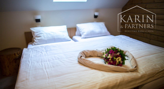 ŠTVORPODLAŽNÁ VILA S BAZÉNOM, WELLNESSOM A KOLIBOU V MODRE - HARMÓNIA