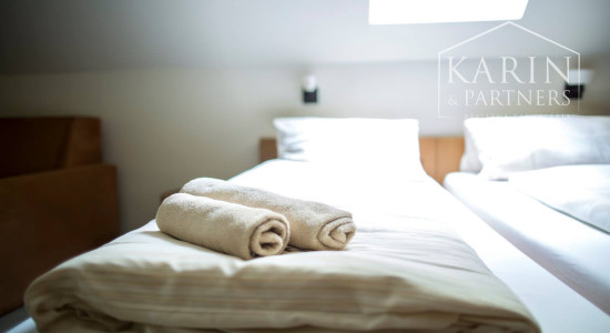 ŠTVORPODLAŽNÁ VILA S BAZÉNOM, WELLNESSOM A KOLIBOU V MODRE - HARMÓNIA