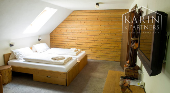 ŠTVORPODLAŽNÁ VILA S BAZÉNOM, WELLNESSOM A KOLIBOU V MODRE - HARMÓNIA