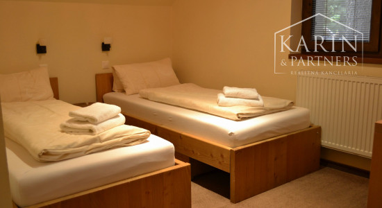 ŠTVORPODLAŽNÁ VILA S BAZÉNOM, WELLNESSOM A KOLIBOU V MODRE - HARMÓNIA