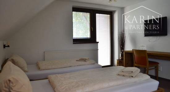 ŠTVORPODLAŽNÁ VILA S BAZÉNOM, WELLNESSOM A KOLIBOU V MODRE - HARMÓNIA