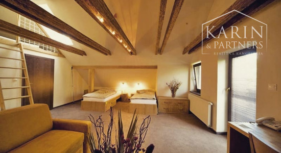 ŠTVORPODLAŽNÁ VILA S BAZÉNOM, WELLNESSOM A KOLIBOU V MODRE - HARMÓNIA