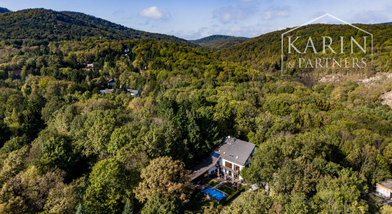 ŠTVORPODLAŽNÁ VILA S BAZÉNOM, WELLNESSOM A KOLIBOU V MODRE - HARMÓNIA