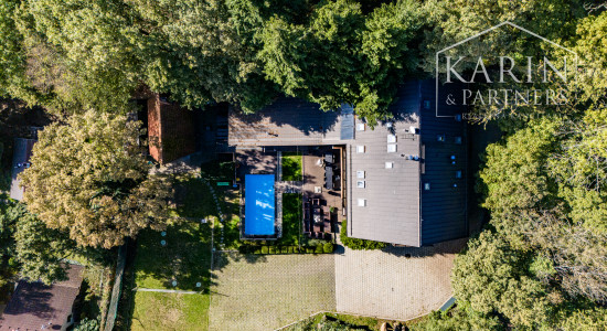 ŠTVORPODLAŽNÁ VILA S BAZÉNOM, WELLNESSOM A KOLIBOU V MODRE - HARMÓNIA