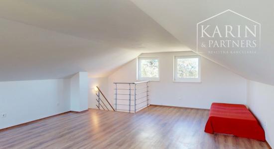 DVOJPODLAŽNÝ REKREAČNÝ DOM V PRIVÁTNOM AREÁLI PRI VOJČIANSKOM JAZERE