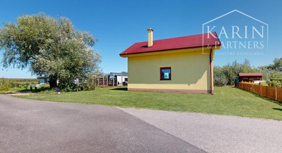 DVOJPODLAŽNÝ REKREAČNÝ DOM V PRIVÁTNOM AREÁLI PRI VOJČIANSKOM JAZERE