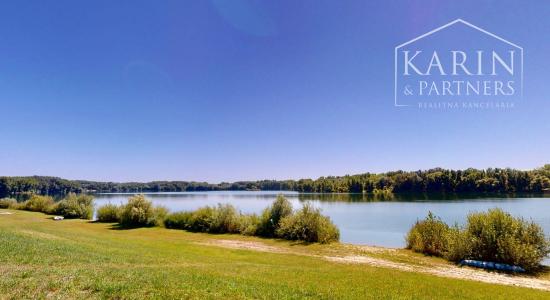 DVOJPODLAŽNÝ REKREAČNÝ DOM V PRIVÁTNOM AREÁLI PRI VOJČIANSKOM JAZERE