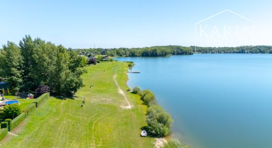 DVOJPODLAŽNÝ REKREAČNÝ DOM V PRIVÁTNOM AREÁLI PRI VOJČIANSKOM JAZERE