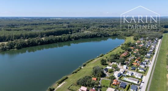 DVOJPODLAŽNÝ REKREAČNÝ DOM V PRIVÁTNOM AREÁLI PRI VOJČIANSKOM JAZERE