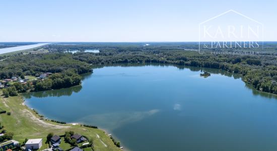 DVOJPODLAŽNÝ REKREAČNÝ DOM V PRIVÁTNOM AREÁLI PRI VOJČIANSKOM JAZERE