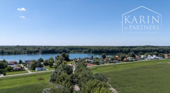 DVOJPODLAŽNÝ REKREAČNÝ DOM V PRIVÁTNOM AREÁLI PRI VOJČIANSKOM JAZERE