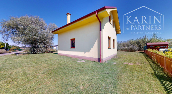 DVOJPODLAŽNÝ REKREAČNÝ DOM V PRIVÁTNOM AREÁLI PRI VOJČIANSKOM JAZERE