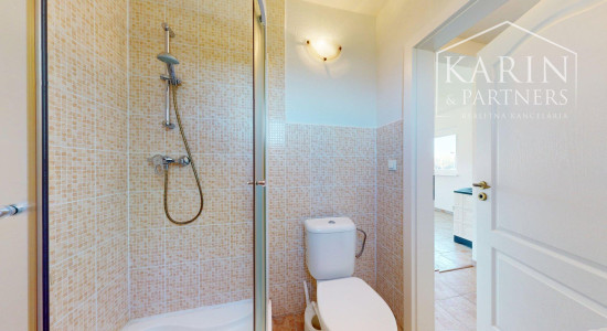 DVOJPODLAŽNÝ REKREAČNÝ DOM V PRIVÁTNOM AREÁLI PRI VOJČIANSKOM JAZERE