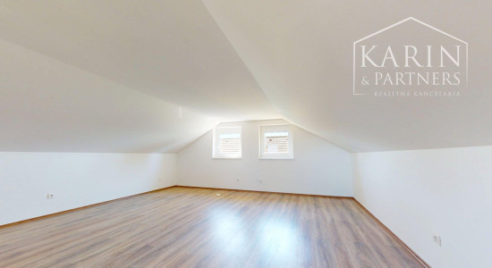 DVOJPODLAŽNÝ REKREAČNÝ DOM V PRIVÁTNOM AREÁLI PRI VOJČIANSKOM JAZERE