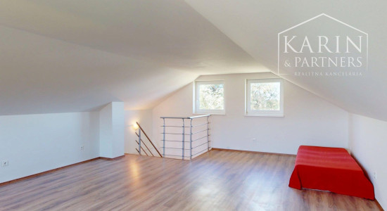 DVOJPODLAŽNÝ REKREAČNÝ DOM V PRIVÁTNOM AREÁLI PRI VOJČIANSKOM JAZERE