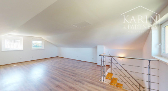 DVOJPODLAŽNÝ REKREAČNÝ DOM V PRIVÁTNOM AREÁLI PRI VOJČIANSKOM JAZERE