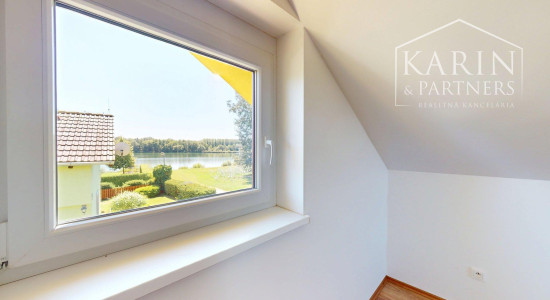 DVOJPODLAŽNÝ REKREAČNÝ DOM V PRIVÁTNOM AREÁLI PRI VOJČIANSKOM JAZERE