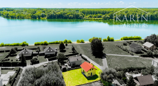 DVOJPODLAŽNÝ REKREAČNÝ DOM V PRIVÁTNOM AREÁLI PRI VOJČIANSKOM JAZERE