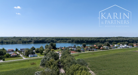 DVOJPODLAŽNÝ REKREAČNÝ DOM V PRIVÁTNOM AREÁLI PRI VOJČIANSKOM JAZERE