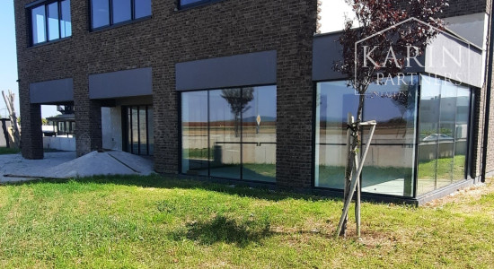 NA PREDAJ OBCHODNÝ PRIESTOR S TERASOU V PROJEKTE DVE SÝPKY, BRATISLAVA JAROVCE, CENA S DPH: 560.675 €