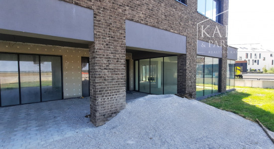 NA PREDAJ OBCHODNÝ PRIESTOR S TERASOU V PROJEKTE DVE SÝPKY, BRATISLAVA JAROVCE, CENA S DPH: 560.675 €