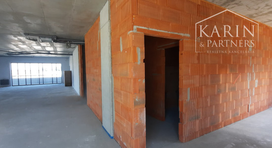 NA PREDAJ OBCHODNÝ PRIESTOR S TERASOU V PROJEKTE DVE SÝPKY, BRATISLAVA JAROVCE, CENA S DPH: 560.675 €