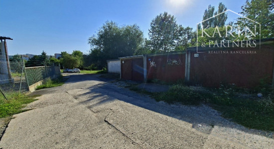 Garáž s elektrikou a jamou v centre Zvolena ulica Kuzmányho nábrežie predaj
