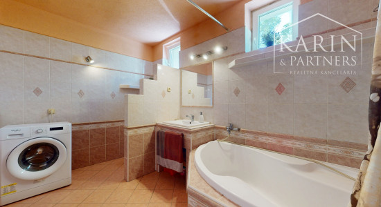 Priestranný 4-izbový rodinný dom na predaj - Blatná na Ostrove