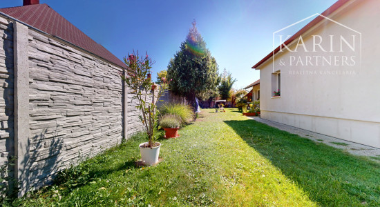 Priestranný 4-izbový rodinný dom na predaj - Blatná na Ostrove