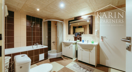 REZERVOVANÉ: 3i rodinný dom po rekonštrukcii s krytou terasou v meste Šaštín-Stráže