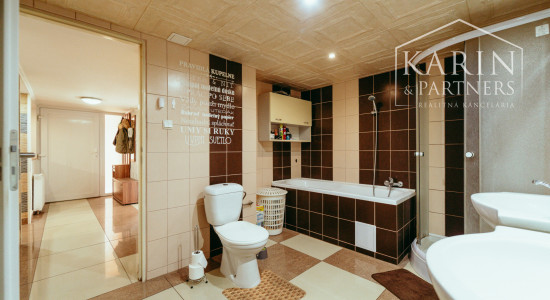 REZERVOVANÉ: 3i rodinný dom po rekonštrukcii s krytou terasou v meste Šaštín-Stráže