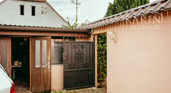 REZERVOVANÉ: 3i rodinný dom po rekonštrukcii s krytou terasou v meste Šaštín-Stráže