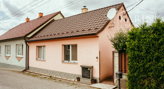 REZERVOVANÉ: 3i rodinný dom po rekonštrukcii s krytou terasou v meste Šaštín-Stráže