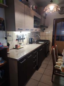 Na predaj 2,5-izbový byt v tehlovom dome v centre Nových Zámkov – zrekonštruovaný, s dvoma pivnicami