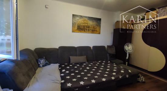 Na predaj 2,5-izbový byt v tehlovom dome v centre Nových Zámkov – zrekonštruovaný, s dvoma pivnicami