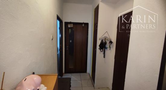 Na predaj 2,5-izbový byt v tehlovom dome v centre Nových Zámkov – zrekonštruovaný, s dvoma pivnicami